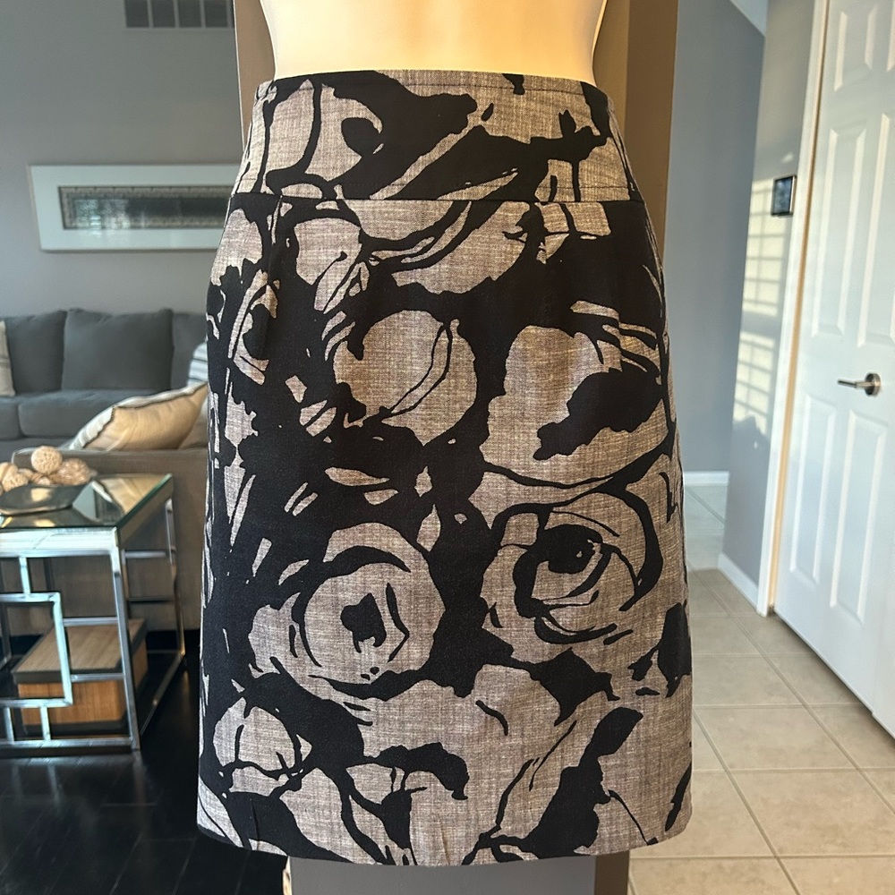 Ann Taylor - Black and Gray floral print mini skirt. Size 2